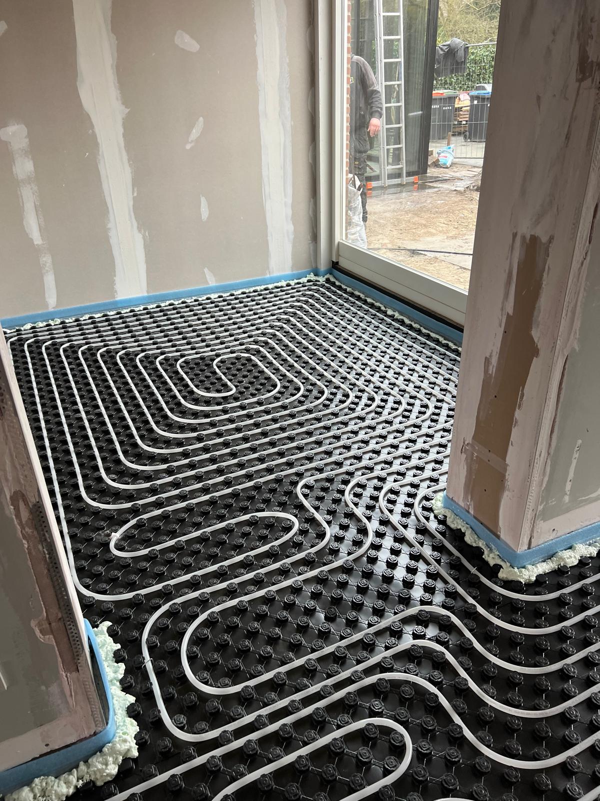 Aanbrengen vloerverwarming tijdens renovatie van een woning