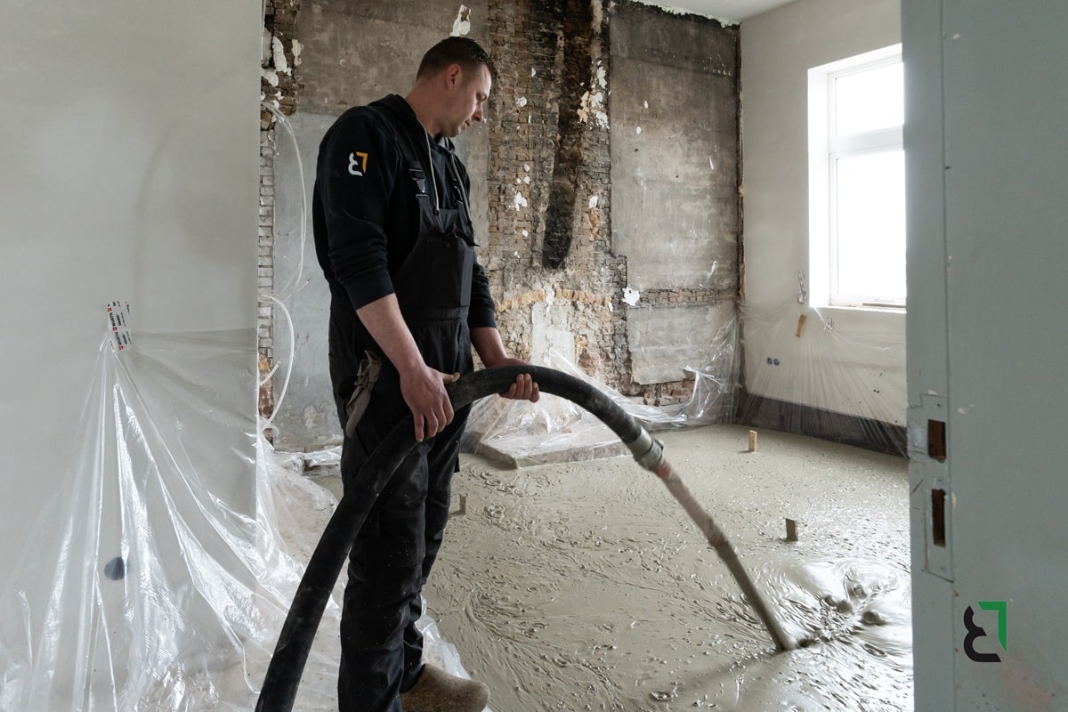 Storten van schuimbeton bij renovatie van woning