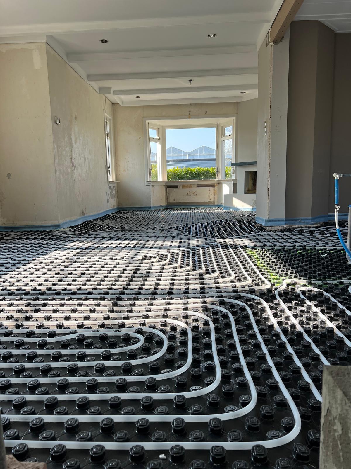 Aanleg vloerverwarming tijdens aanbrengen renovatievloer in woning